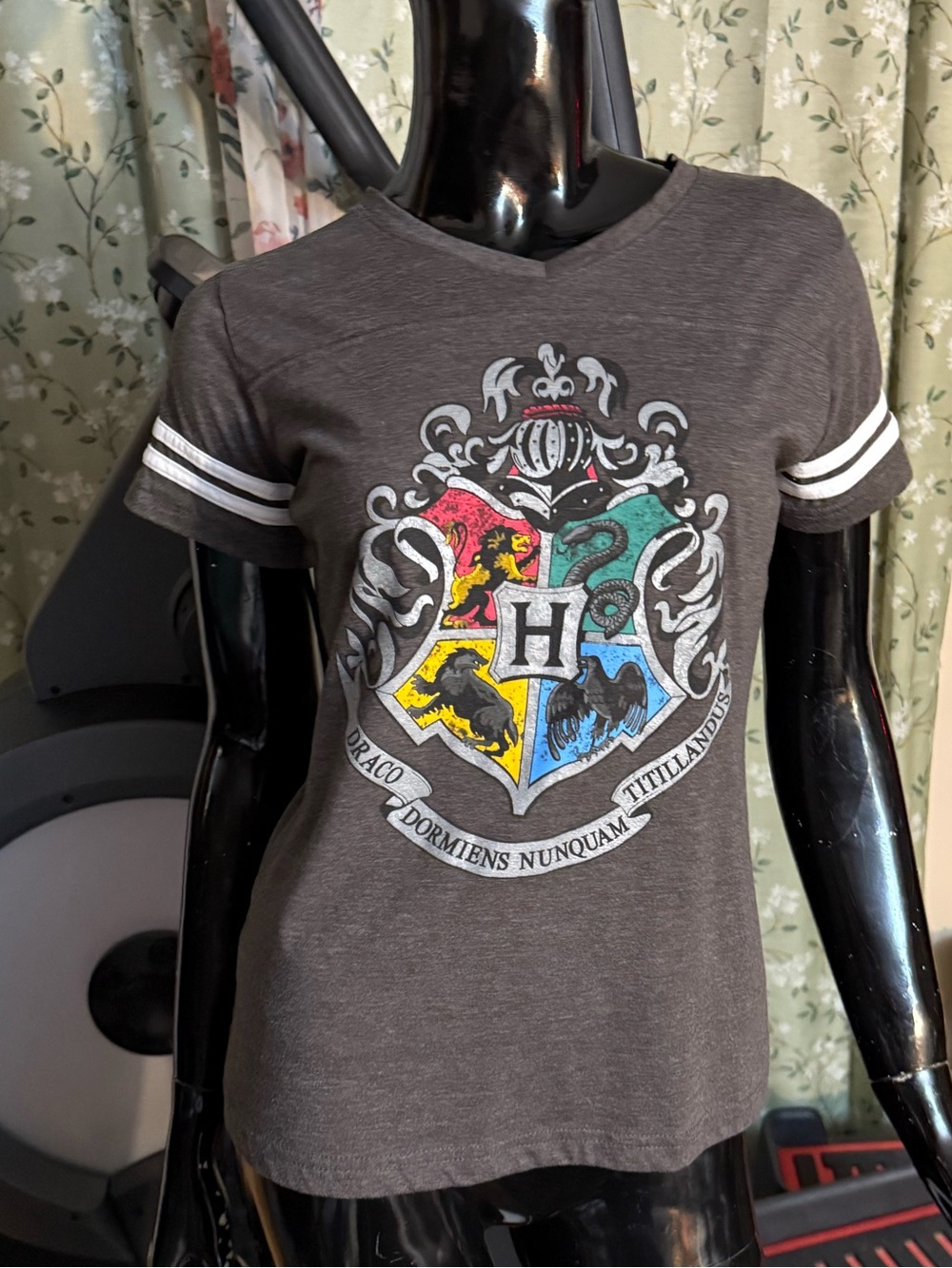 Girls' Gray Short-Sleeve V-Neck Hogwarts Crest Tee